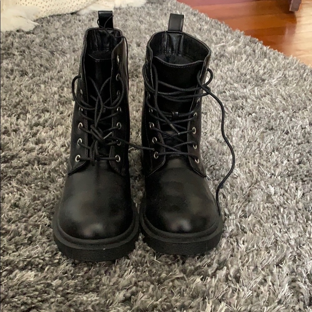 Short black lace up boots